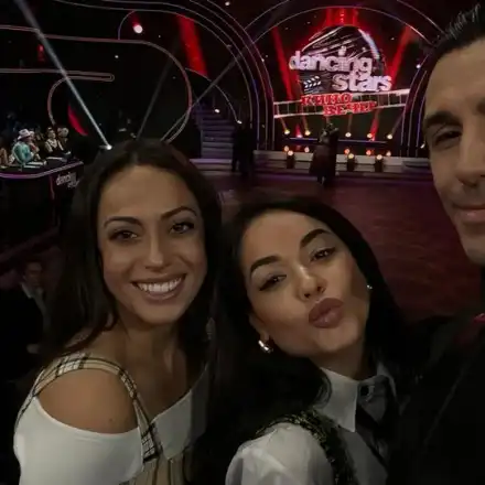 НИСКА ПРОБА: Вижте трите ергенки, които с просташкото си поведение подлудиха „Денсинг старс” (Снимки)