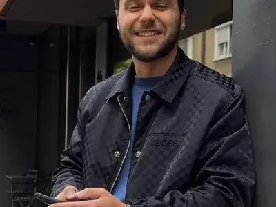 Нямал пари?! Ергенът Алекс с луксозен часовник за 7000 лева!