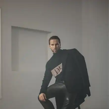 Pitt Andreychev със зашеметяваща фотосесия за Glamour Bulgaria (Снимки)