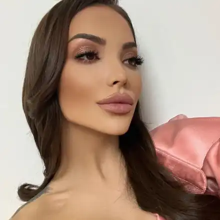 Ревнив мъж хакна телефона на Мис Силикон Жасмина Стоичкова