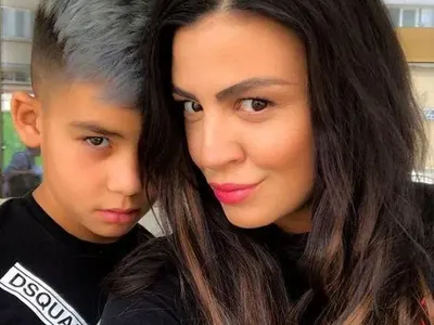 Синът на Деси Цонева показва средни пръсти пред мама