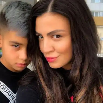 Синът на Деси Цонева показва средни пръсти пред мама