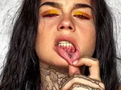 Скандална сървайвърка си смени устните