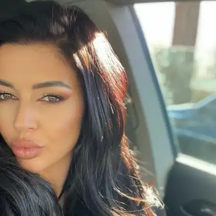 След ареста на пияната Дебора: Отнемат детето на фолк певицата?