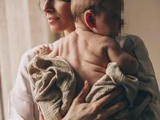 СТРАХ тресе звездните майки заради епидемията от коклюш (Снимки)