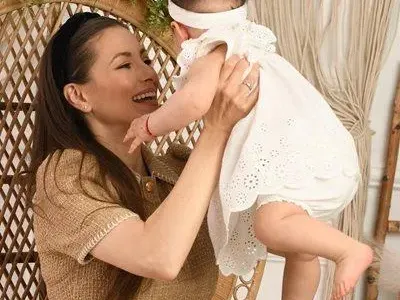 СТРАХ тресе звездните майки заради епидемията от коклюш (Снимки)