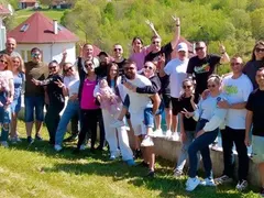 Състезания с бебета, прасета на фурна и кючеци: Участници в „Един за друг“ в задружен купон