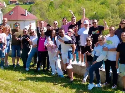 Състезания с бебета, прасета на фурна и кючеци: Участници в „Един за друг“ в задружен купон