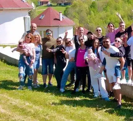 Състезания с бебета, прасета на фурна и кючеци: Участници в „Един за друг“ в задружен купон