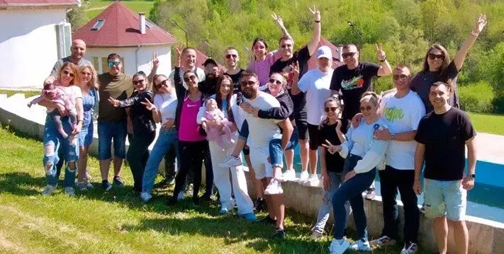 Състезания с бебета, прасета на фурна и кючеци: Участници в „Един за друг“ в задружен купон