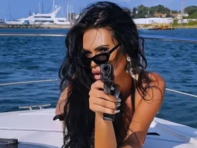 Теди Хитлера е в историята! Вижте кой хапе задните части на силиконката Анна-Мария във ваната (Снимки за възрастни)