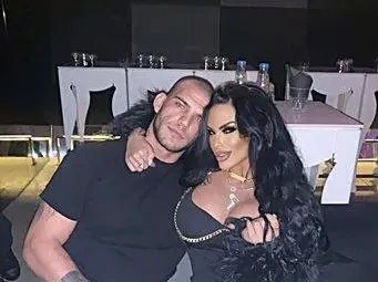 Теди Хитлера е в историята! Вижте кой хапе задните части на силиконката Анна-Мария във ваната (Снимки за възрастни)