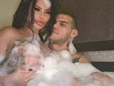 Теди Хитлера е в историята! Вижте кой хапе задните части на силиконката Анна-Мария във ваната (Снимки за възрастни)