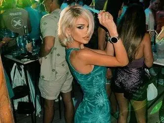 Удря дъното с евтин пиар: Ивка Бейбе се предлага за тройка с Лидия и гаджето й