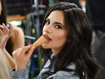 Удря дъното с евтин пиар: Ивка Бейбе се предлага за тройка с Лидия и гаджето й