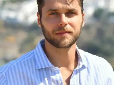 Вече е ясно,  че , „Ергенът“ Алек не е никакъв милионер! Остава въпросът – мека китка ли е?