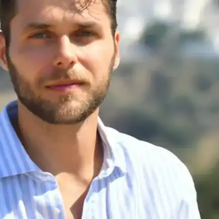 Вече е ясно,  че , „Ергенът“ Алек не е никакъв милионер! Остава въпросът – мека китка ли е?