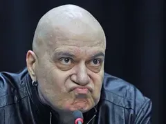 Дърт мераклия: Слави Трифонов е влюбен в студентка!