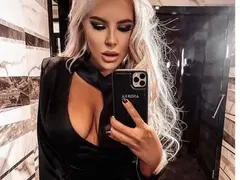 Андреа се разголи и в Румъния