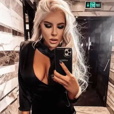 Андреа се разголи и в Румъния