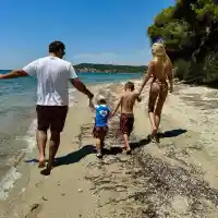 Антония Петрова строи пясъчни замъци