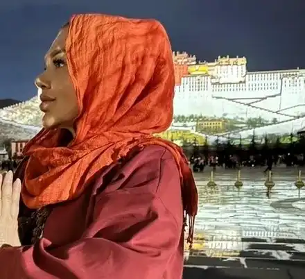 Бизнесдамата Ваня Червенкова обикаля Тибет (СНИМКИ)