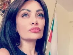 Българската Анджелина Джоли стигна до Еверест!