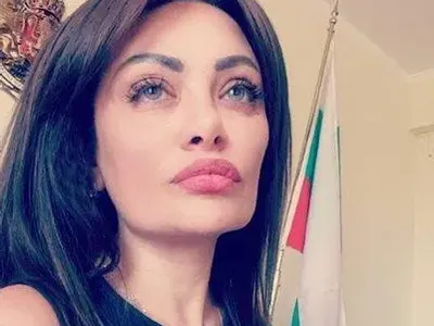 Българската Анджелина Джоли стигна до Еверест!