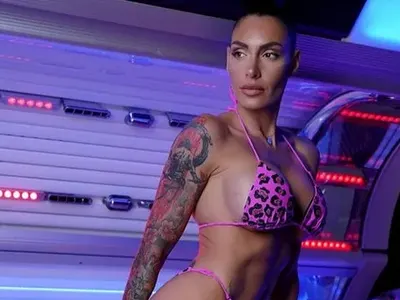 Черната Златка не спира да се  пържи в солариума