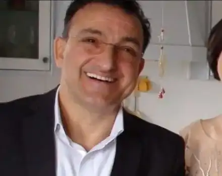 Девина на Зуека  продава картини  дори и в Англия