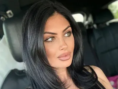 ЕКСТРЕМНО зад волана: Миска шофира по сутиен (ФОТО)