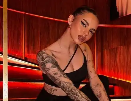 Ергенка разби Алек и майка му в брутално ВИДЕО