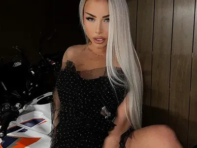 Гери-Никол се разчекна на мотор (Горещи снимки)