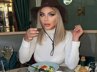 ГРУХ-ГРУХ: Мис Силикон се угои по празниците (Ужасяваща снимка)