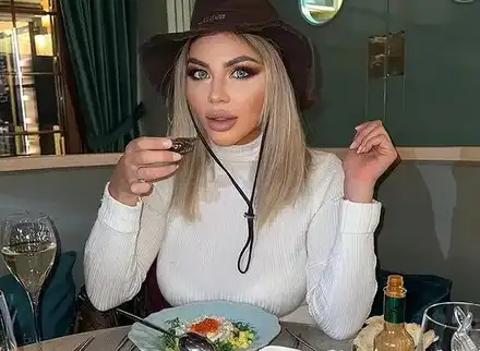 ГРУХ-ГРУХ: Мис Силикон се угои по празниците (Ужасяваща снимка)