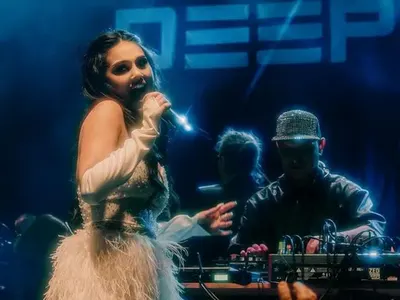 Изтезаваната Дебора дебютира на сцената (СНИМКИ)