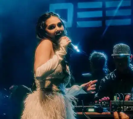 Изтезаваната Дебора дебютира на сцената (СНИМКИ)