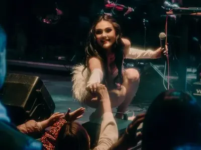 Изтезаваната Дебора дебютира на сцената (СНИМКИ)