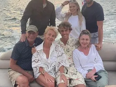 Живот си живее! Вижте как Нана купонясва на яхта в Маями