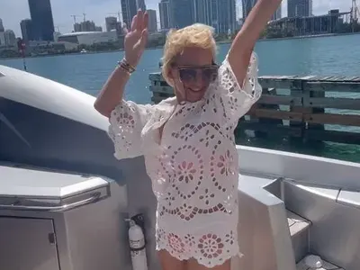 Живот си живее! Вижте как Нана купонясва на яхта в Маями