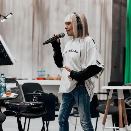 Лили облече вехта блуза