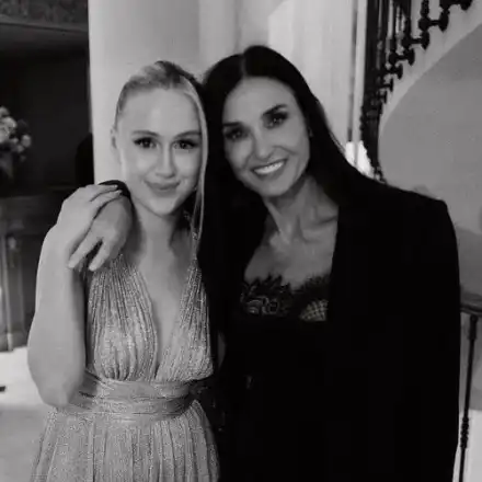 Мария Бакалова се напрегръща с Деми Мур