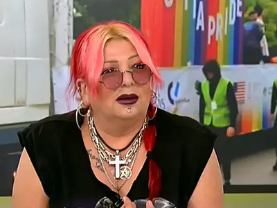 Милена Славова гледа шест кучета