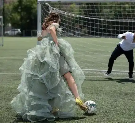 Националка рита топка с абитуриентска рокля (Снимки)