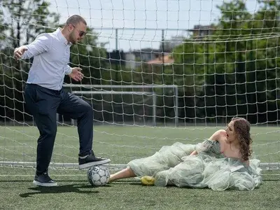 Националка рита топка с абитуриентска рокля (Снимки)