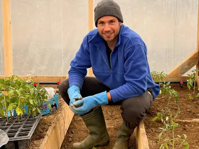 Най-добрият ни сноубордист стана градинар (Снимки)