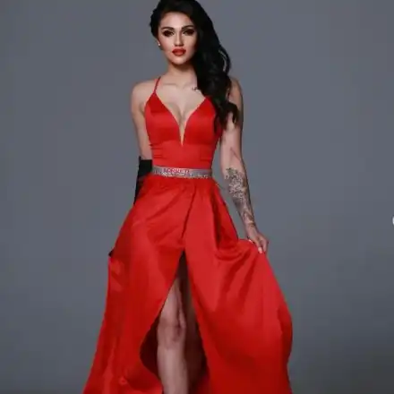 Нарязаната Дебора в секси червено