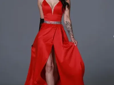 Нарязаната Дебора в секси червено