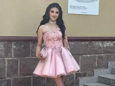 Нарязаната Дебора завърши училище и си изду джуките (СНИМКИ преди и след)