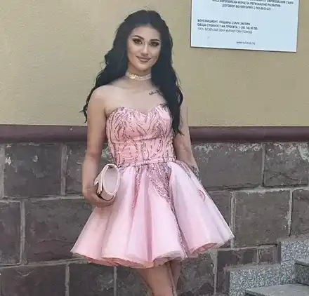 Нарязаната Дебора завърши училище и си изду джуките (СНИМКИ преди и след)